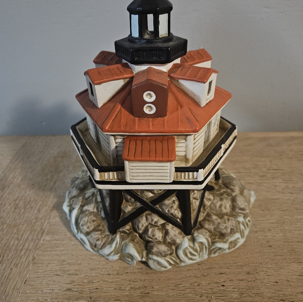 Lighthouse Figurine - Picture 2 of 7